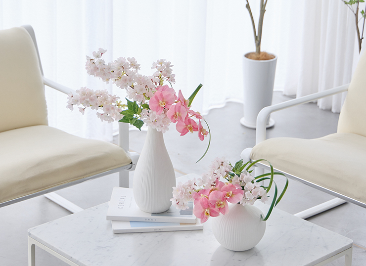 桜と胡蝶蘭の可憐な造花の完成品アレンジメントです